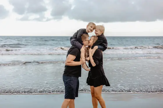 family-session-beach-among-rocks - Photo 18