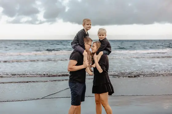 family-session-beach-among-rocks - Photo 19