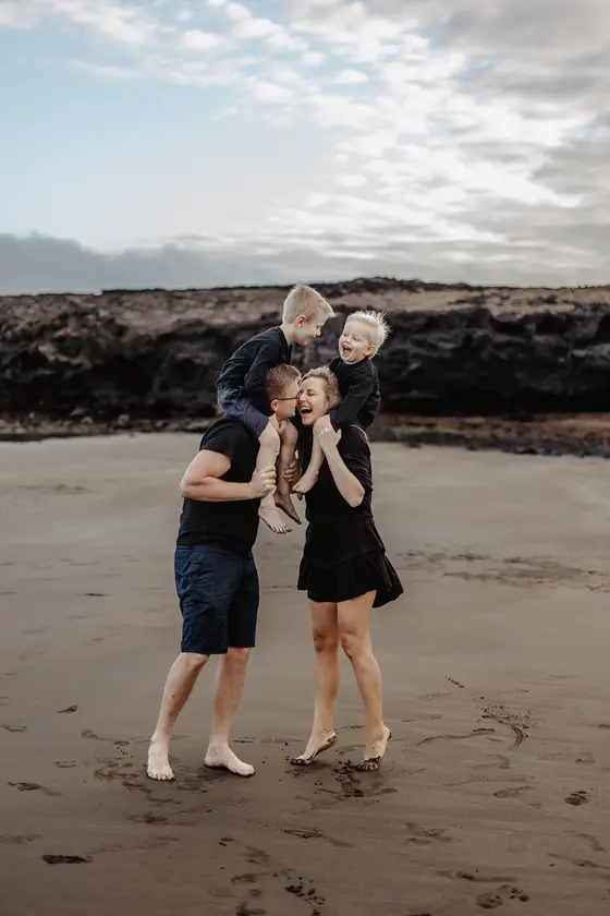 family-session-beach-among-rocks - Photo 20