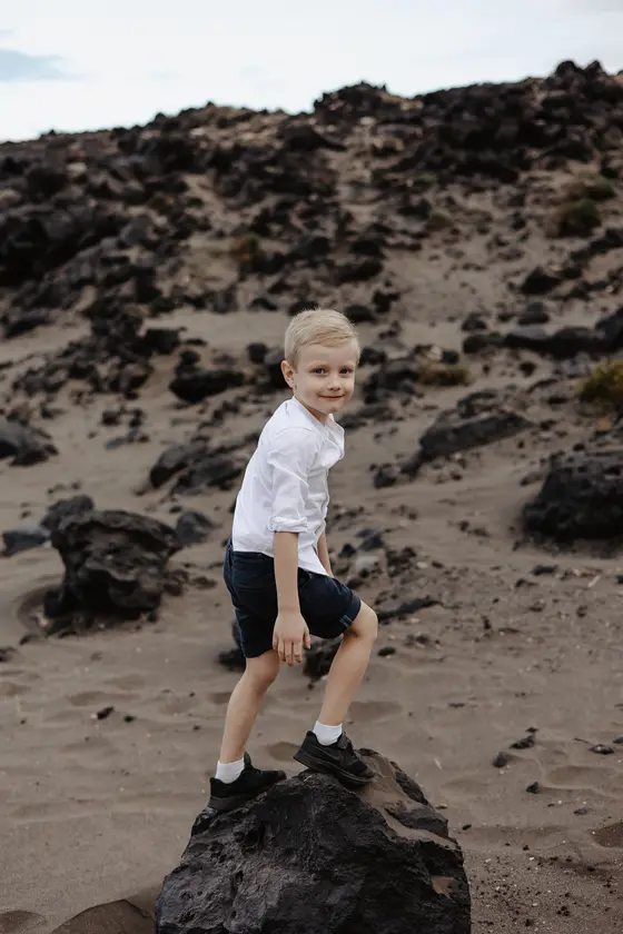 family-session-beach-among-rocks - Photo 27