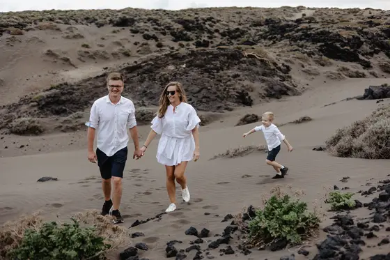family-session-beach-among-rocks - Photo 28