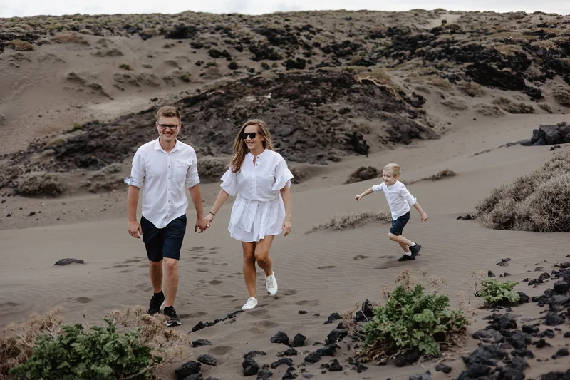 sesion-familiar-playa-entre-rocas - Foto 28