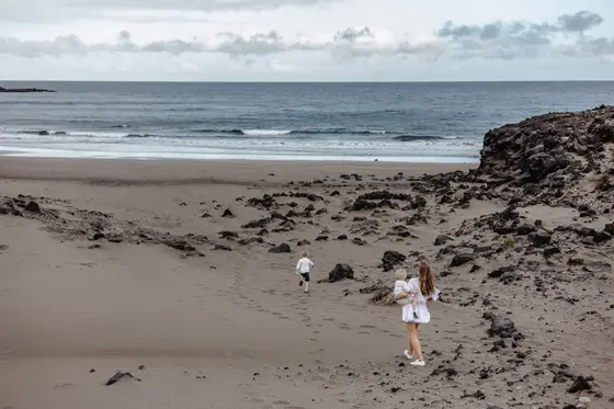 family-session-beach-among-rocks - Photo 29