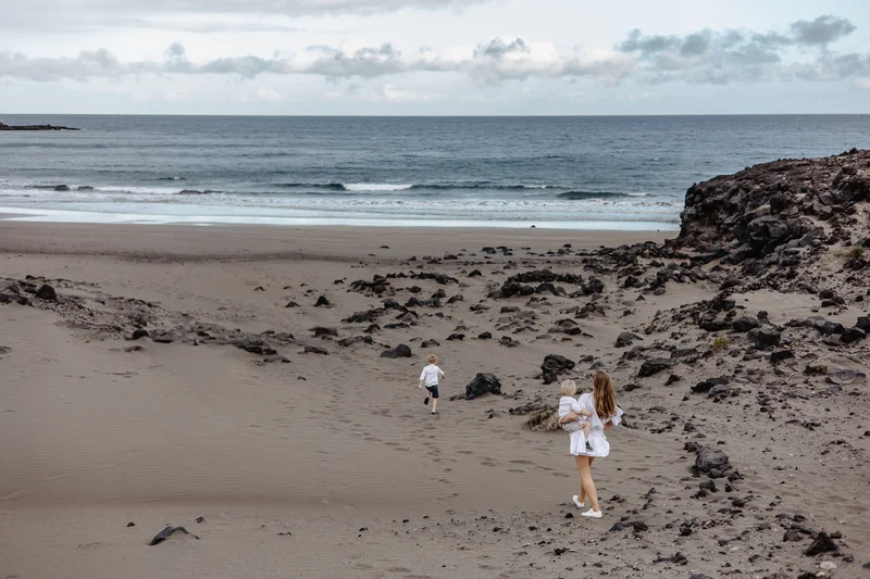 sesion-familiar-playa-entre-rocas - Foto 29