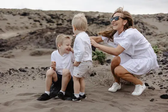 family-session-beach-among-rocks - Photo 30
