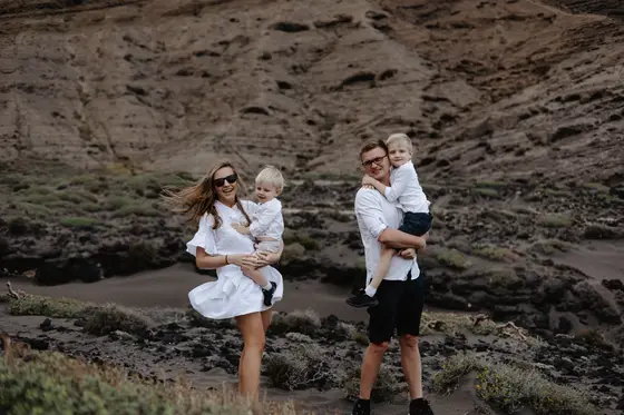family-session-beach-among-rocks - Photo 31