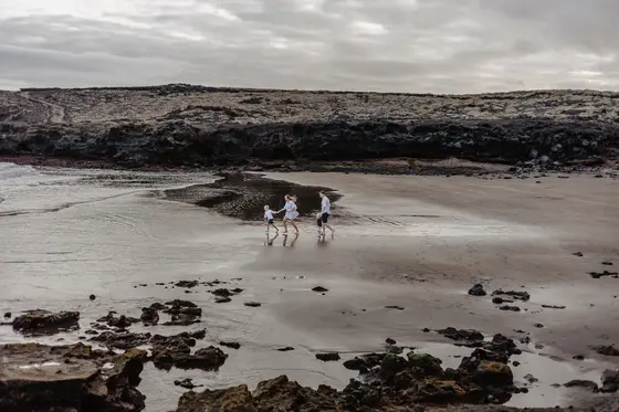 family-session-beach-among-rocks - Photo 33