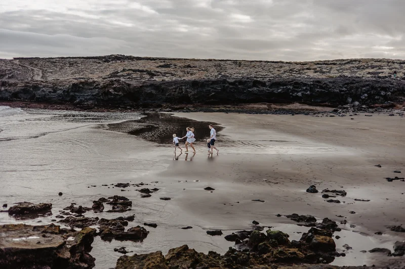 sesion-familiar-playa-entre-rocas - Foto 33