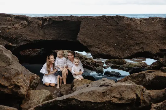 family-session-beach-among-rocks - Photo 35