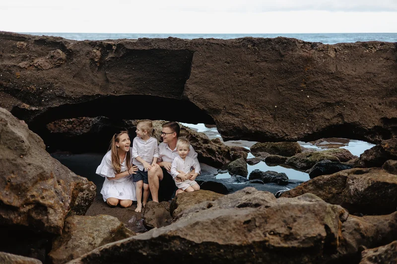 sesion-familiar-playa-entre-rocas - Foto 35