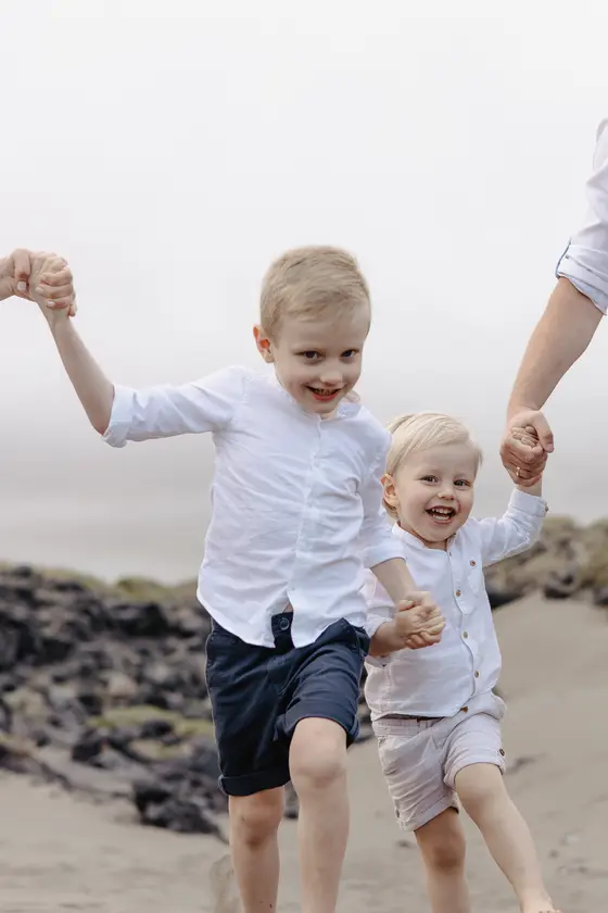 family-session-beach-among-rocks - Photo 38