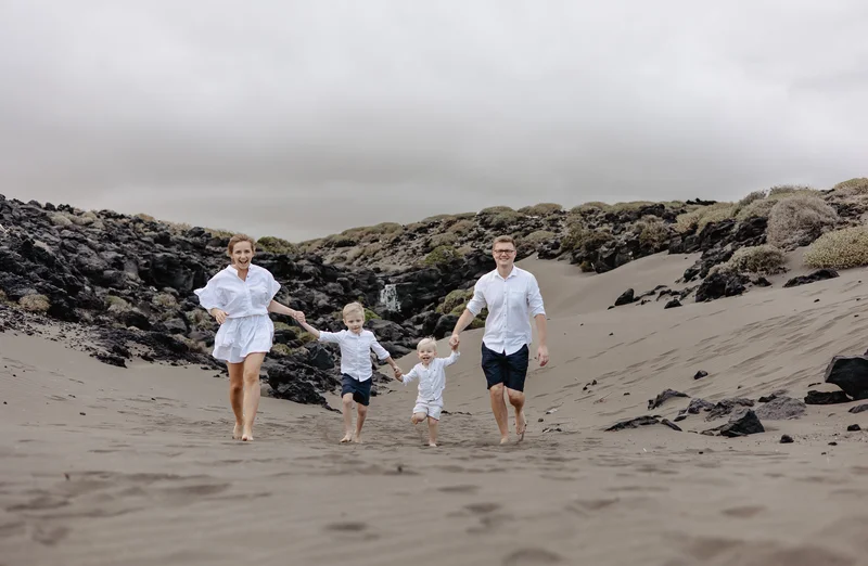 sesion-familiar-playa-entre-rocas - Foto 39