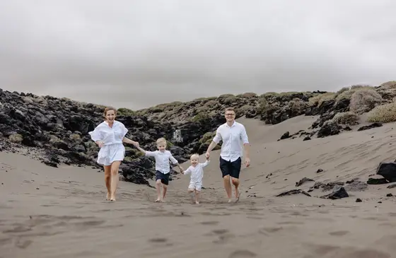 family-session-beach-among-rocks - Photo 39