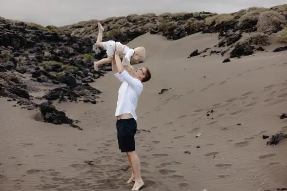 family-session-beach-among-rocks - Photo 40