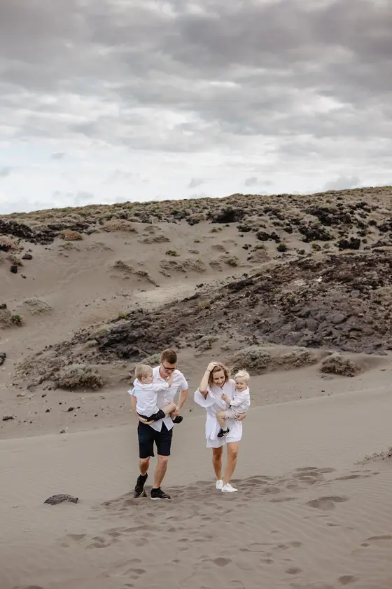 family-session-beach-among-rocks - Photo 41