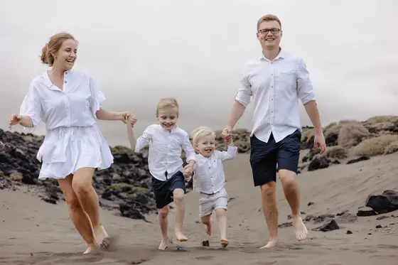 family-session-beach-among-rocks - Photo 42
