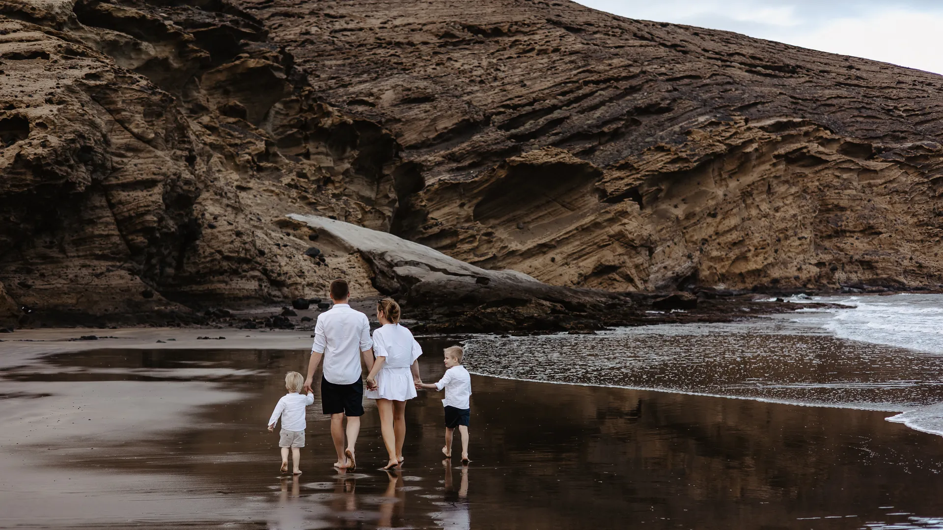 Sesja rodzinna na plaży pośród skał