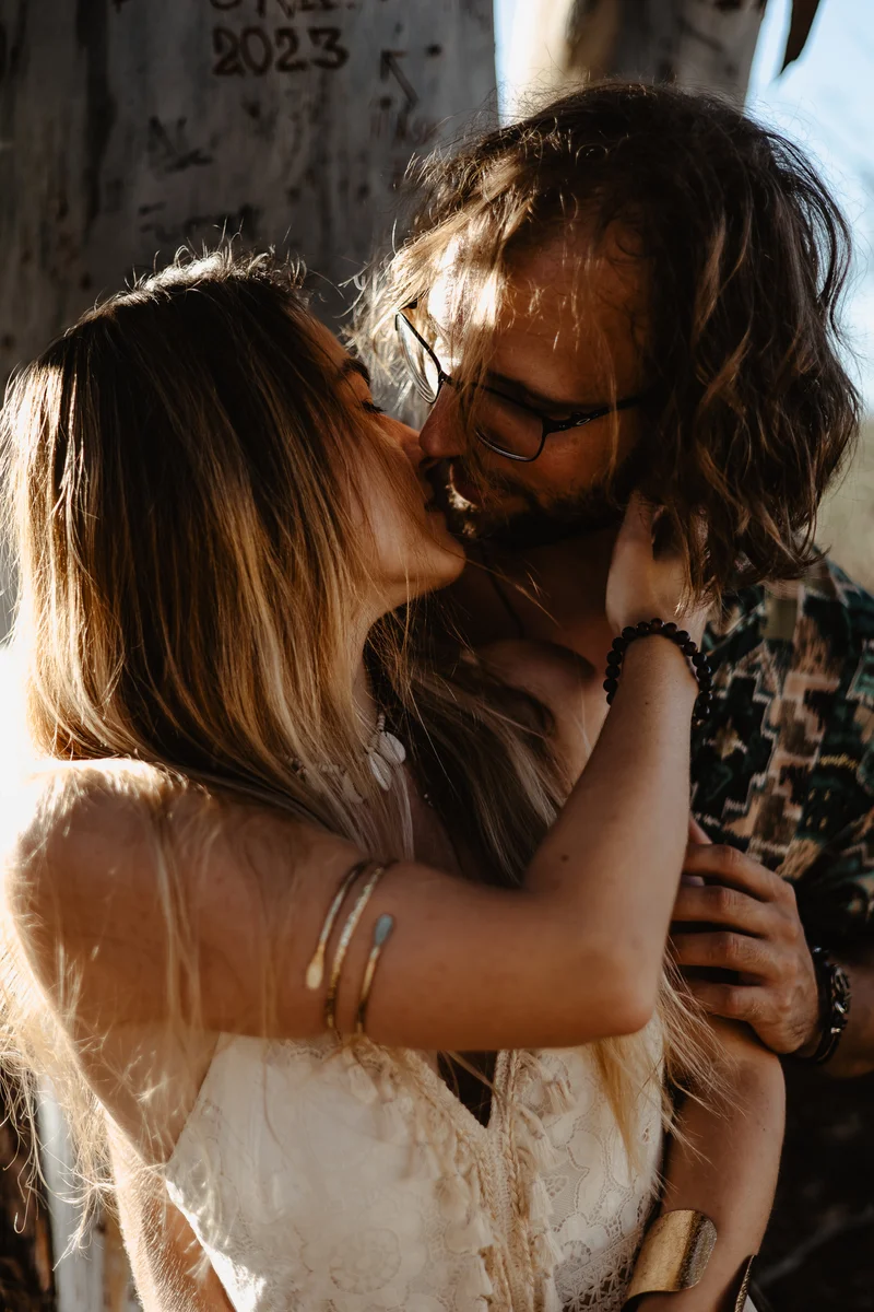 Beso romántico en muros históricos con inscripciones y arquitectura tradicional tinerfeña