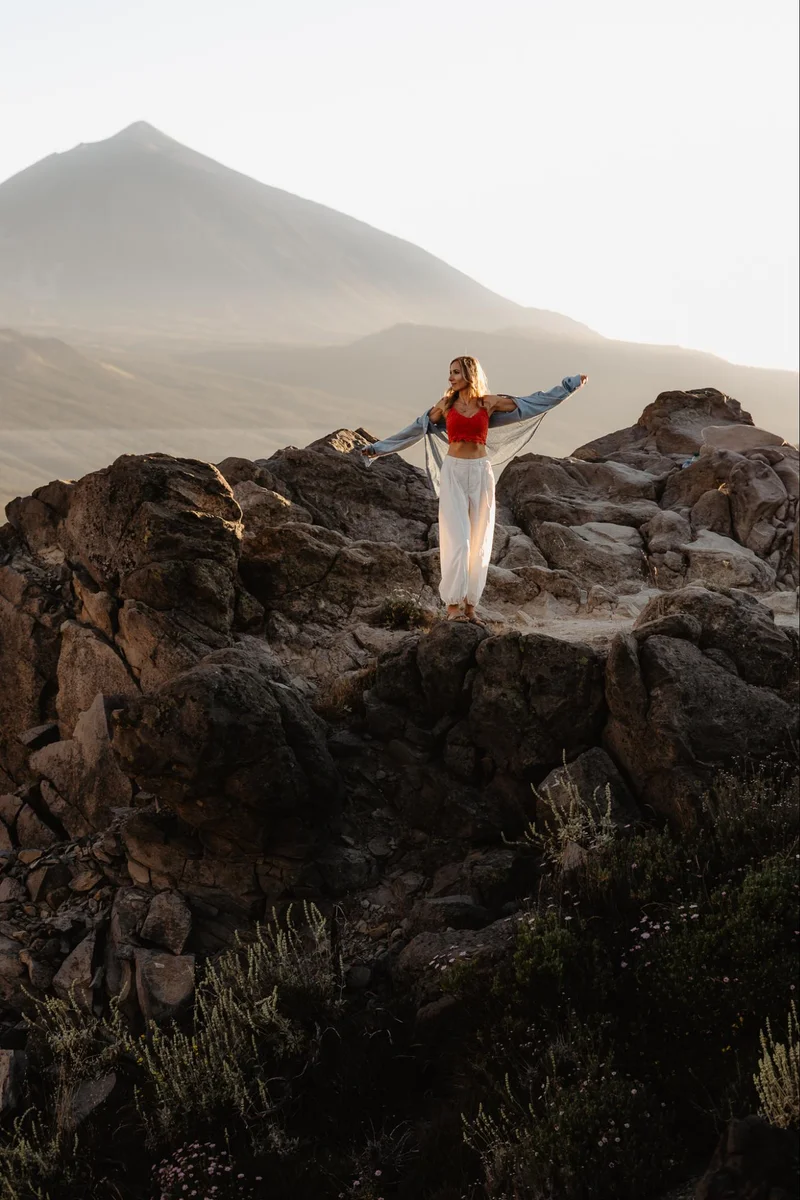 Portret pary podczas romantycznej sesji zdjęciowej na Teneryfie w scenerii Teide kadr 60
