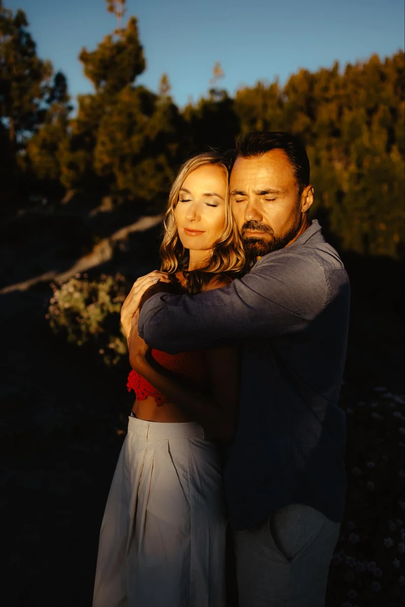 Portret pary podczas romantycznej sesji zdjęciowej na Teneryfie w scenerii Teide kadr 70