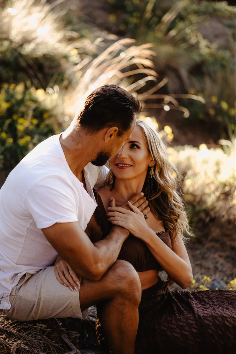 Portret pary podczas romantycznej sesji zdjęciowej na Teneryfie w scenerii Teide kadr 23