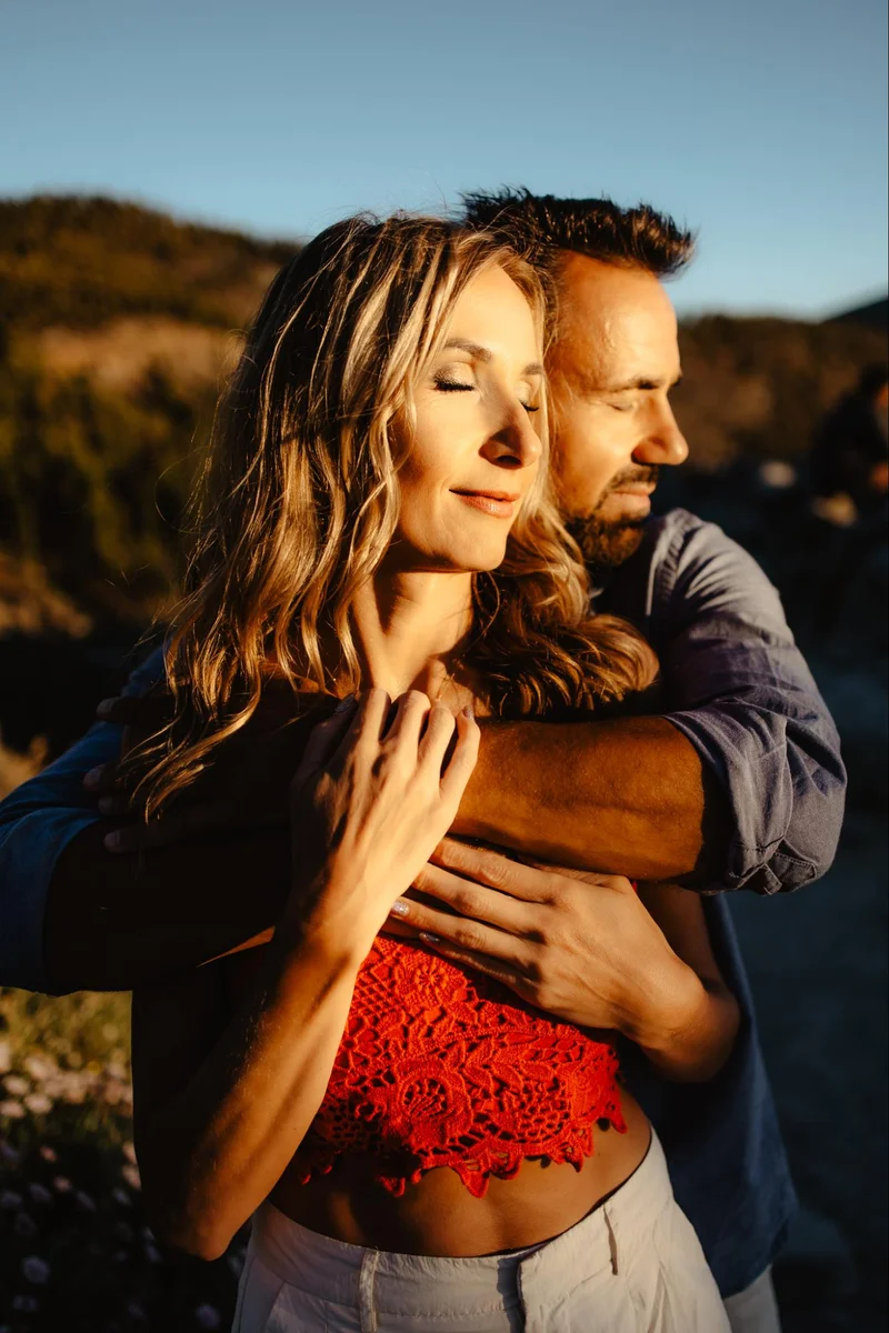 Portret pary podczas romantycznej sesji zdjęciowej na Teneryfie w scenerii Teide kadr 69