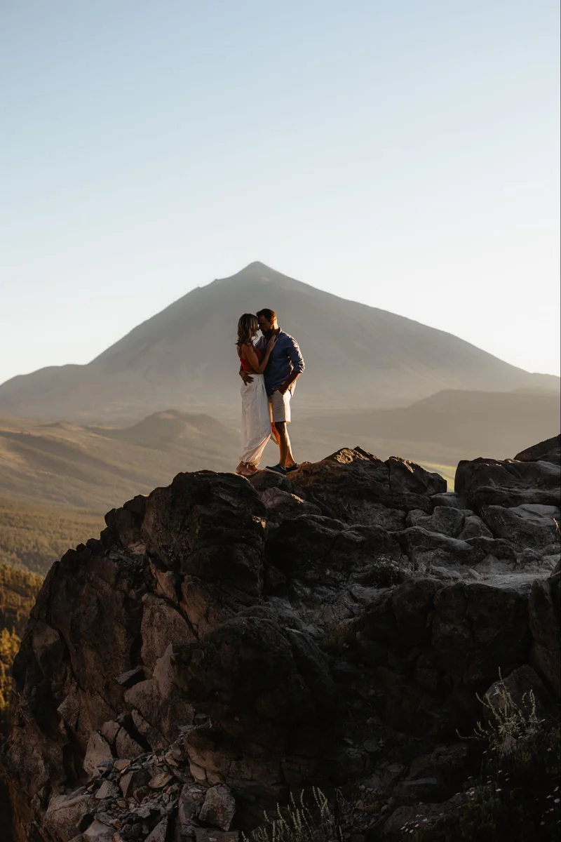 Portret pary podczas romantycznej sesji zdjęciowej na Teneryfie w scenerii Teide kadr 63