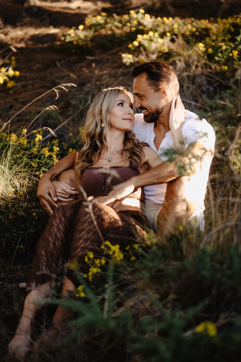 Portret pary podczas romantycznej sesji zdjęciowej na Teneryfie w scenerii Teide kadr 20