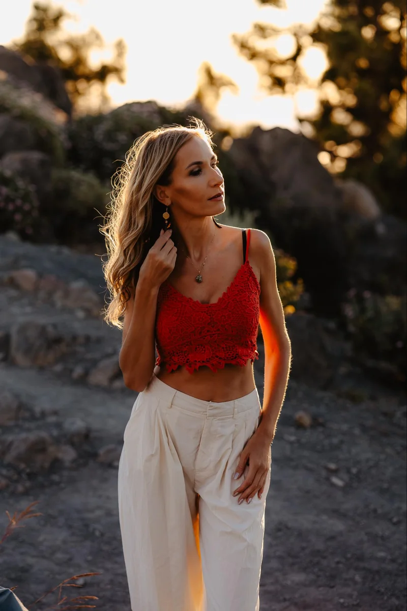 Portret pary podczas romantycznej sesji zdjęciowej na Teneryfie w scenerii Teide kadr 78