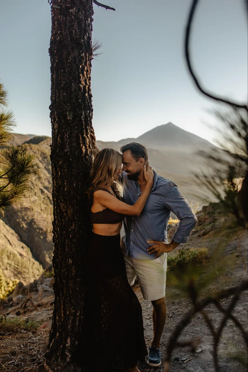 Portret pary podczas romantycznej sesji zdjęciowej na Teneryfie w scenerii Teide kadr 30
