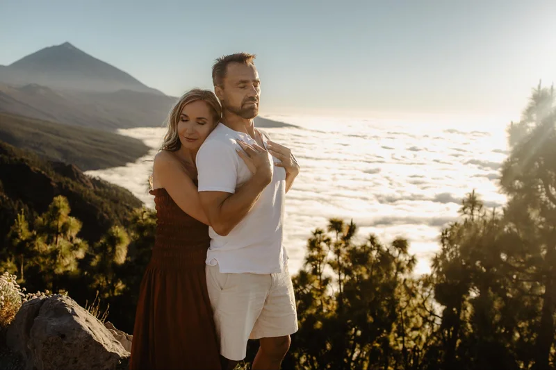 Romantyczna sesja pary na Teneryfie z wulkanicznym krajobrazem Teide w kadrze 54