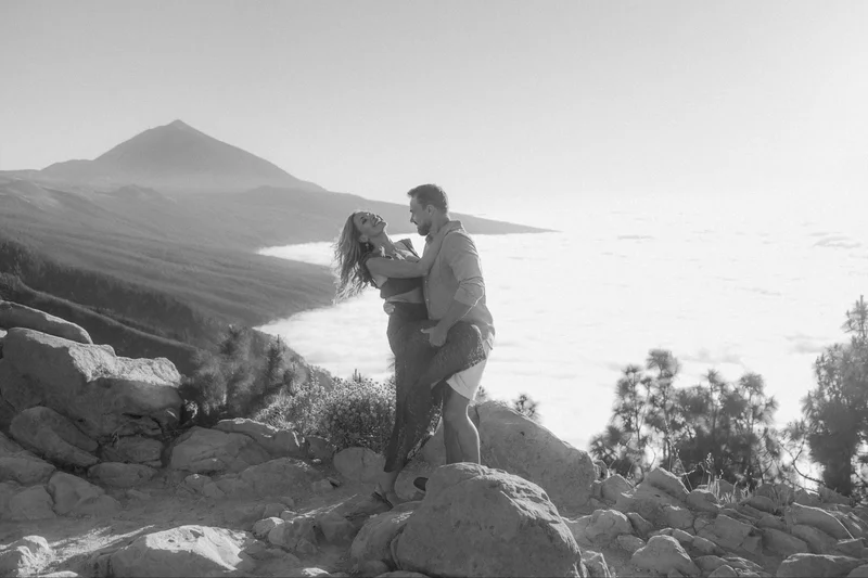 Romantyczna sesja pary na Teneryfie z wulkanicznym krajobrazem Teide w kadrze 46