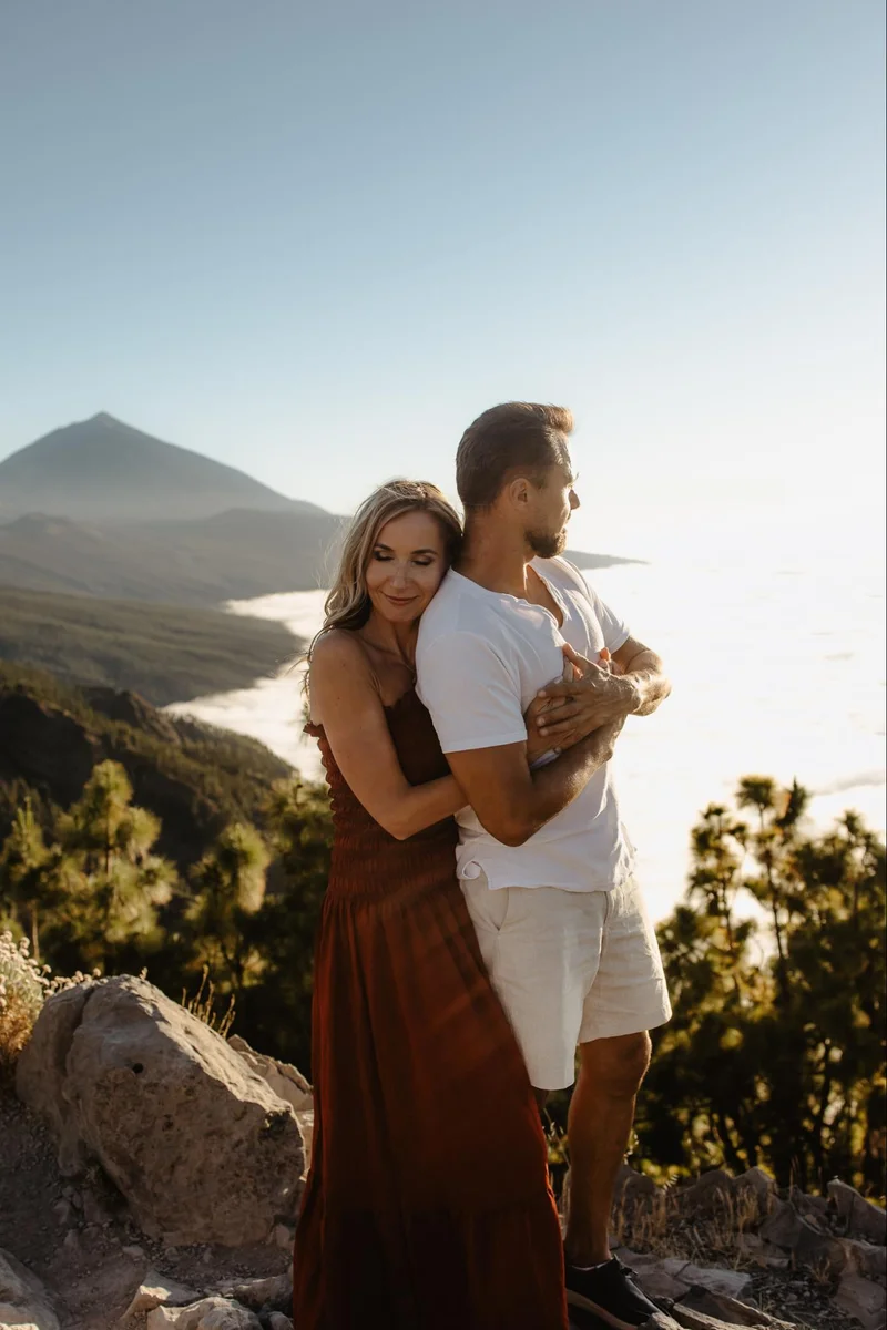 Portret pary podczas romantycznej sesji zdjęciowej na Teneryfie w scenerii Teide kadr 53