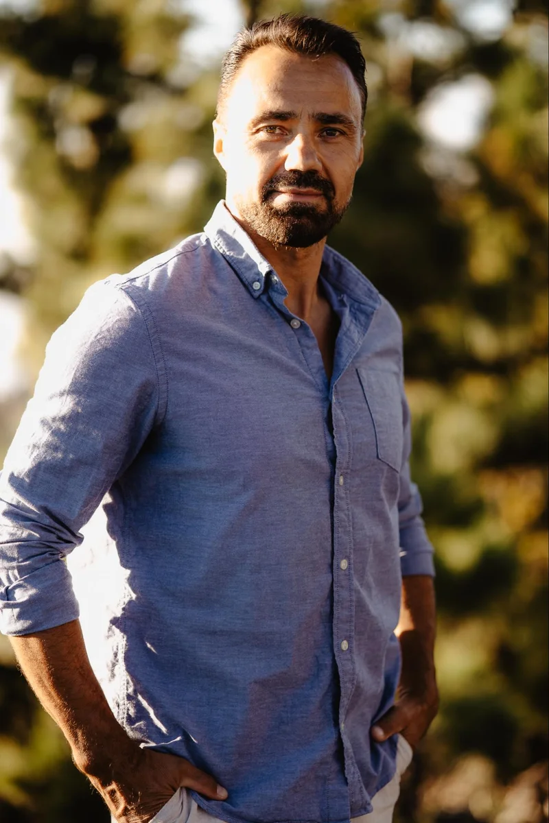 Portret pary podczas romantycznej sesji zdjęciowej na Teneryfie w scenerii Teide kadr 43