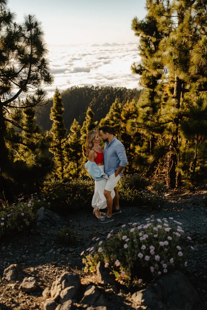 Portret pary podczas romantycznej sesji zdjęciowej na Teneryfie w scenerii Teide kadr 59
