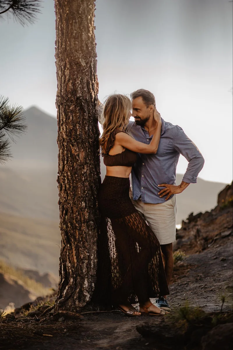 Portret pary podczas romantycznej sesji zdjęciowej na Teneryfie w scenerii Teide kadr 31