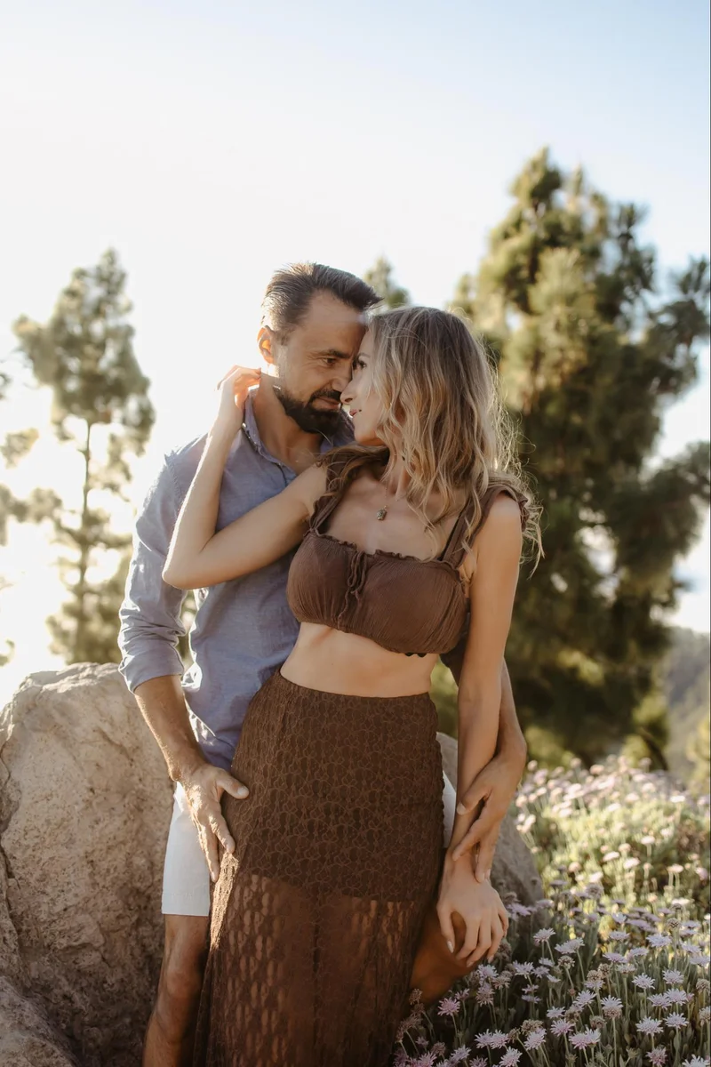 Portret pary podczas romantycznej sesji zdjęciowej na Teneryfie w scenerii Teide kadr 45