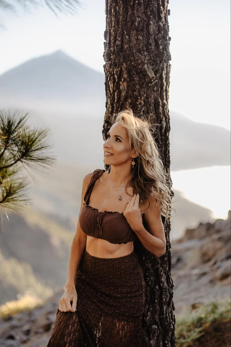 Portret pary podczas romantycznej sesji zdjęciowej na Teneryfie w scenerii Teide kadr 34
