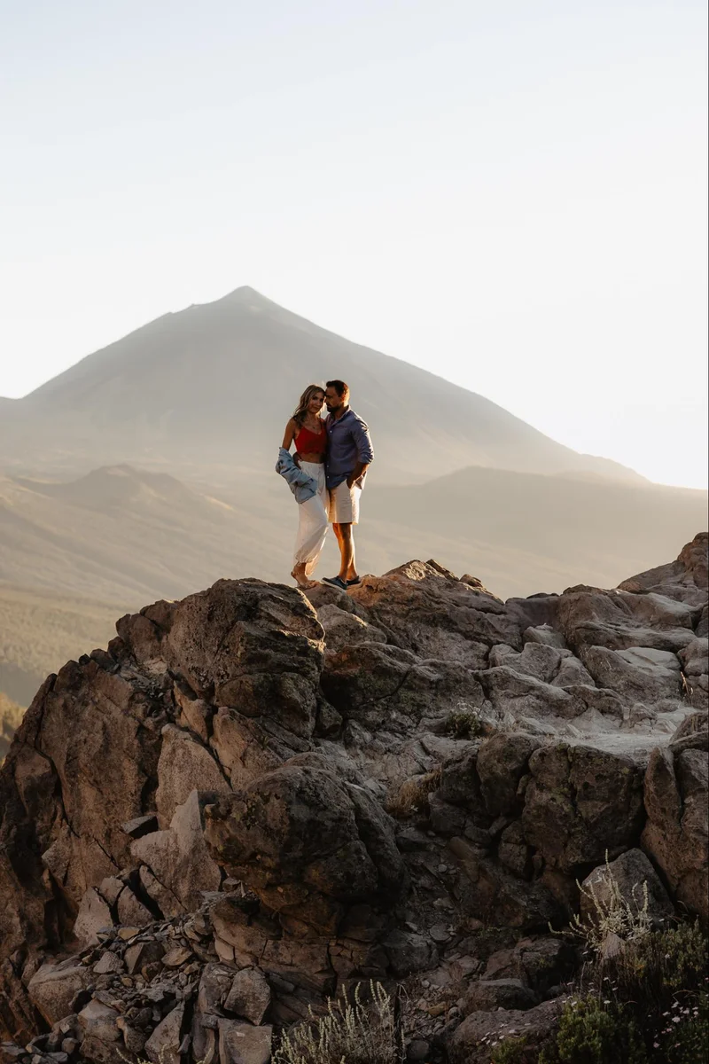 Portret pary podczas romantycznej sesji zdjęciowej na Teneryfie w scenerii Teide kadr 62