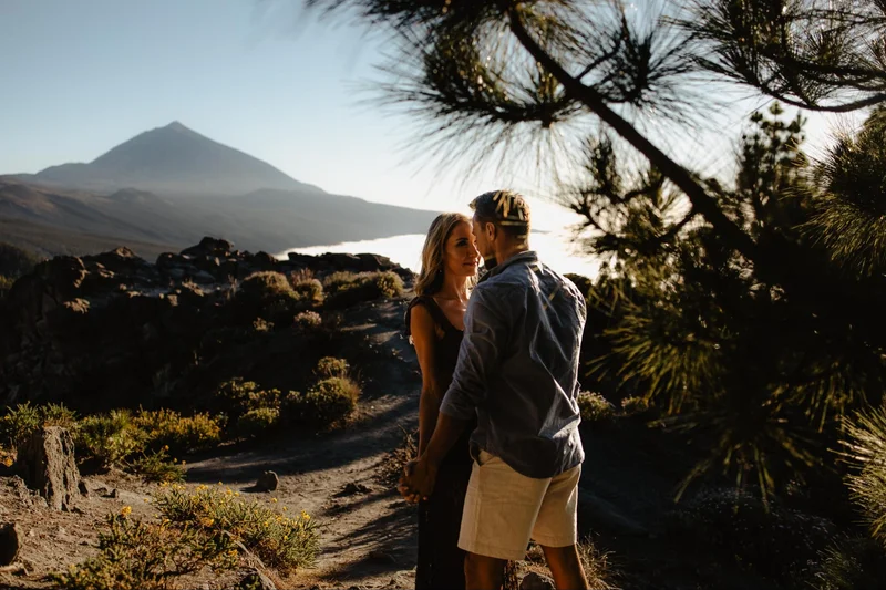 Romantyczna sesja pary na Teneryfie z wulkanicznym krajobrazem Teide w kadrze 37