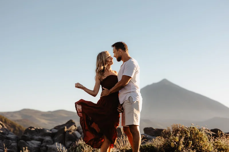Romantyczna sesja pary na Teneryfie z wulkanicznym krajobrazem Teide w kadrze 52