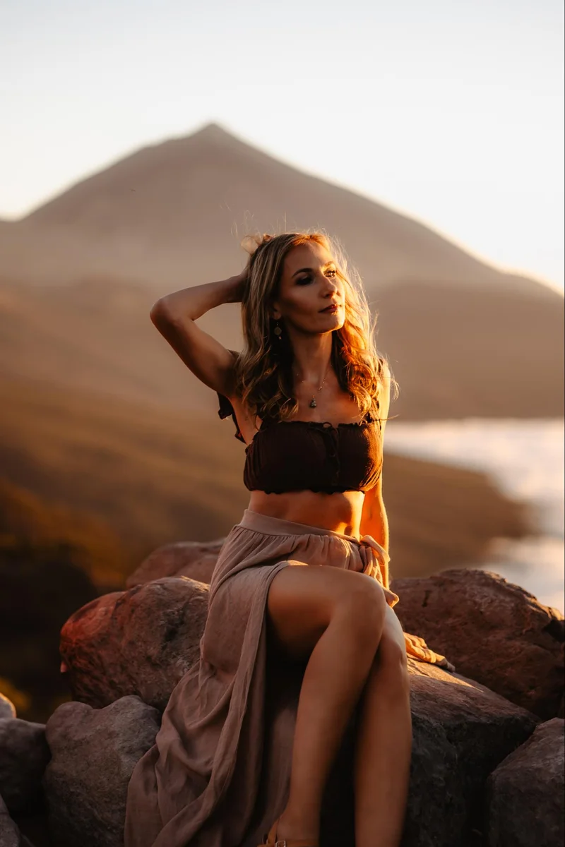Portret pary podczas romantycznej sesji zdjęciowej na Teneryfie w scenerii Teide kadr 84