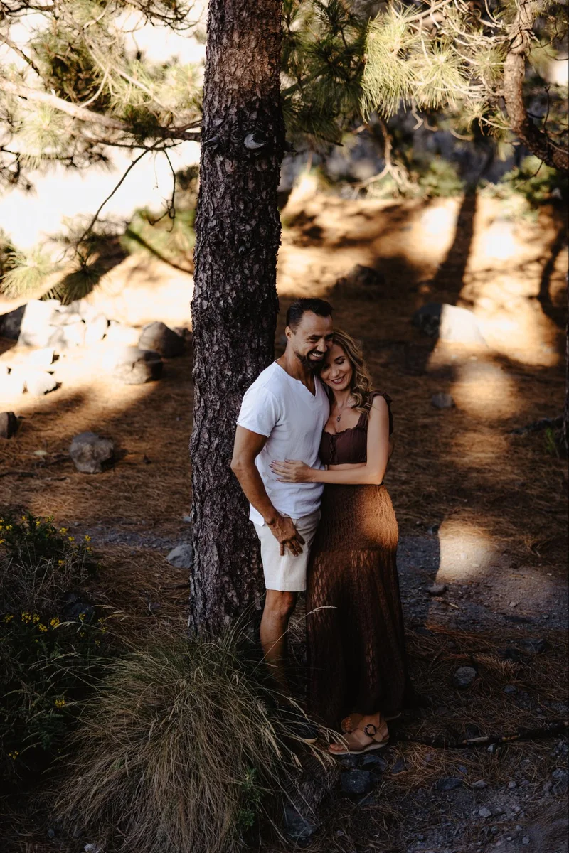 Portret pary podczas romantycznej sesji zdjęciowej na Teneryfie w scenerii Teide kadr 6