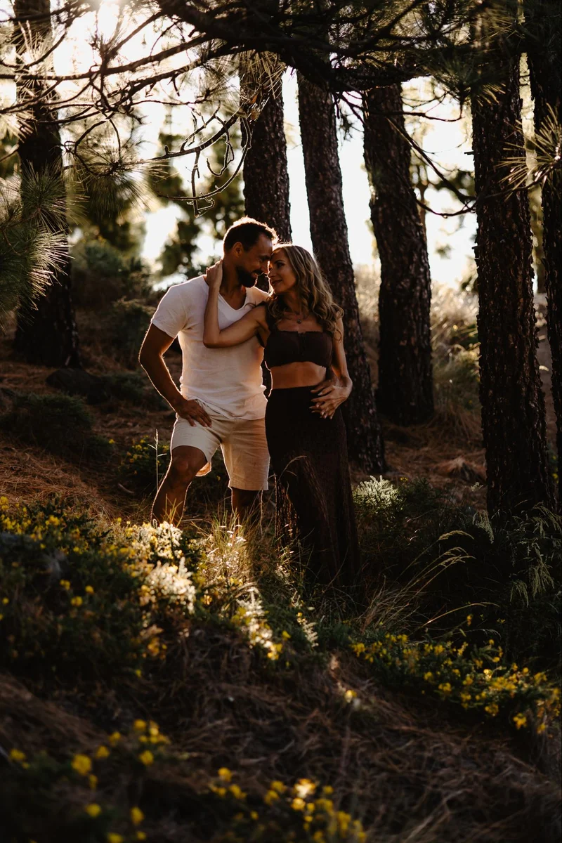 Portret pary podczas romantycznej sesji zdjęciowej na Teneryfie w scenerii Teide kadr 27