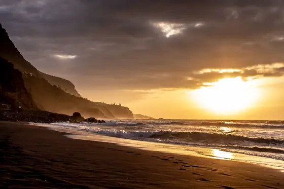 Espectacular atardecer dorado sobre playa volcánica Socorro Tenerife durante sesión fotografía familiar lifestyle fotógrafo