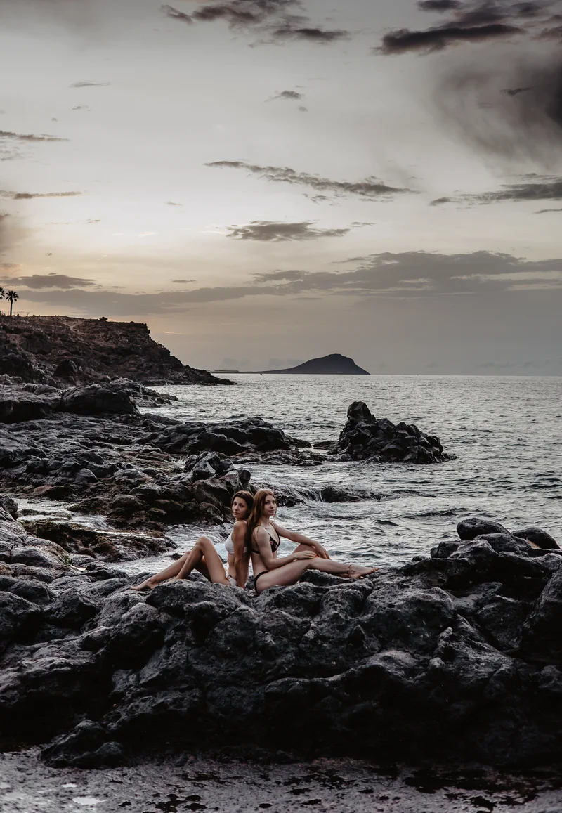 Sesión fotográfica en la costa de Tenerife con cielo dramático y rocas volcánicas durante la hora dorada