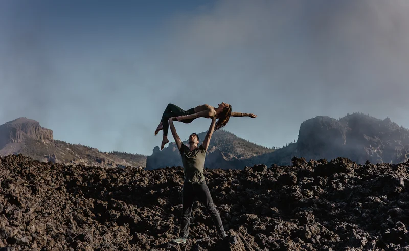 Fotografía parejas Teide pareja acrobática sobre rocas de lava con vistas montañas volcánicas Tenerife