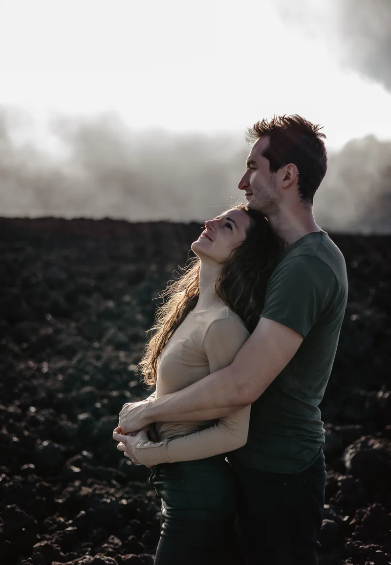 Fotografía parejas Teide pareja romántica abrazándose con vista cielo y paisaje volcánico de lava