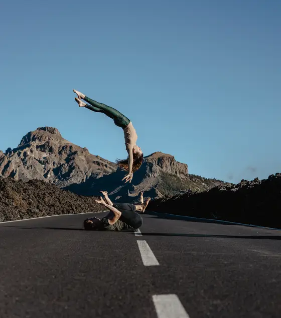 Fotografía parejas Teide pareja en pose acrobática espectacular en carretera con paisaje volcánico dramático