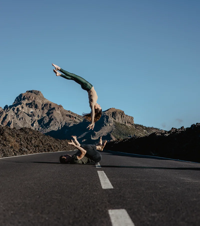 Fotografía parejas Teide pareja en pose acrobática espectacular en carretera con paisaje volcánico dramático